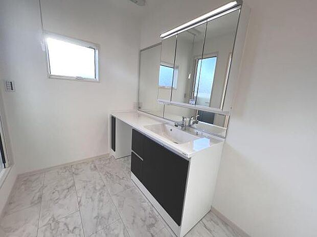 洗面化粧台です。朝の身支度から1日が始まります。