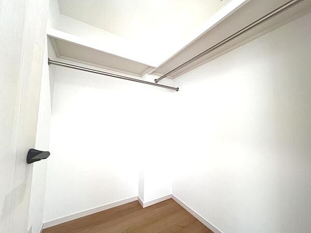 ウォークインクローゼットがあり収納スペースも豊富。季節物もスッキリ片付きそうです。
