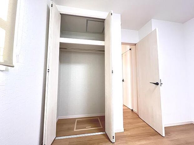 いつでもお部屋をスッキリお使い頂ける収納スペースを設置。