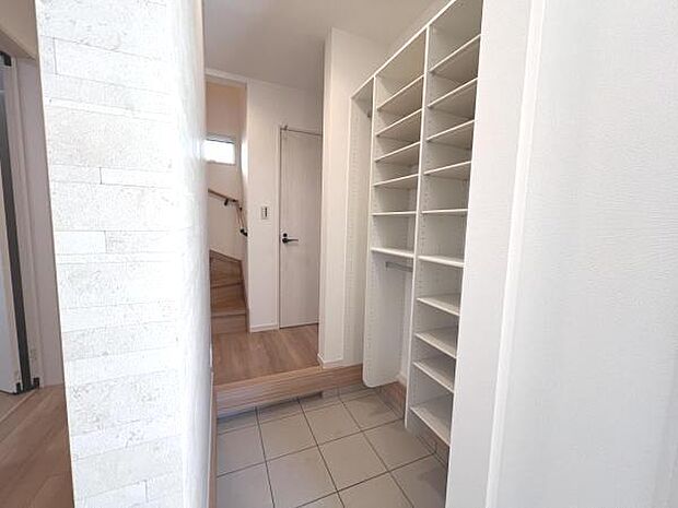 いつでもお部屋をスッキリお使い頂ける収納スペースを設置。