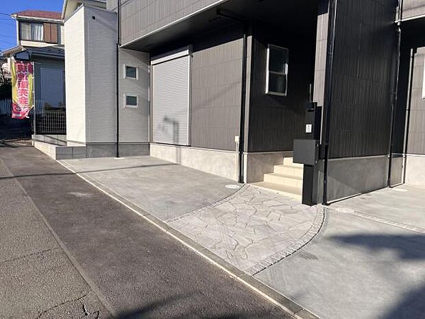 駐車場ももちろん完備しておりますのでお車所有の方にも心強いです。