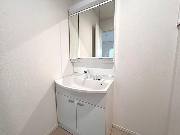 洗面化粧台です。朝の身支度から1日が始まります。