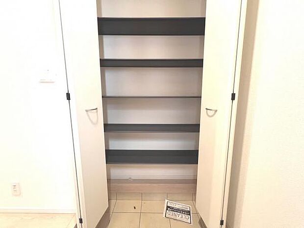 いつでもお部屋をスッキリお使い頂ける収納スペースを設置。