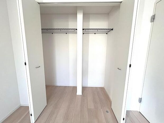 いつでもお部屋をスッキリお使い頂ける収納スペースを設置。