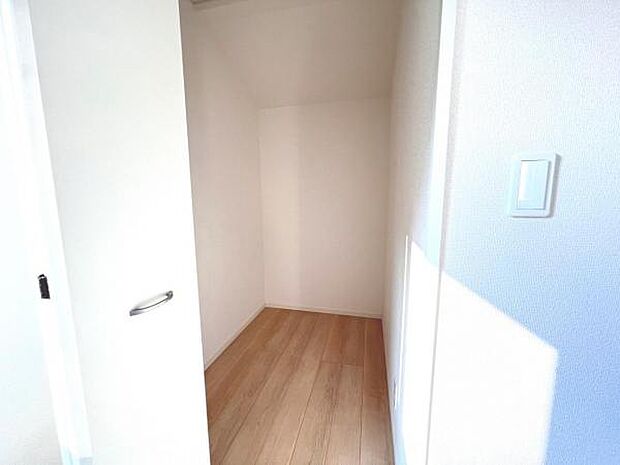 ウォークインクローゼットがあり収納スペースも豊富。季節物もスッキリ片付きそうです。