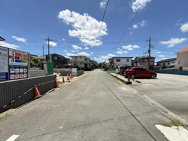 前面道路を含めた現地写真です。