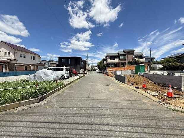 前面道路を含めた現地写真です。