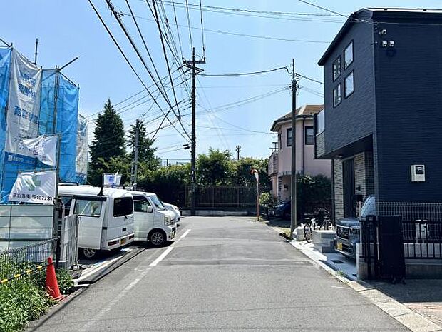 前面道路を含めた現地写真です。