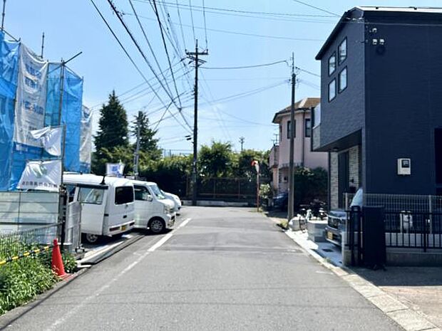 前面道路を含めた現地写真です。