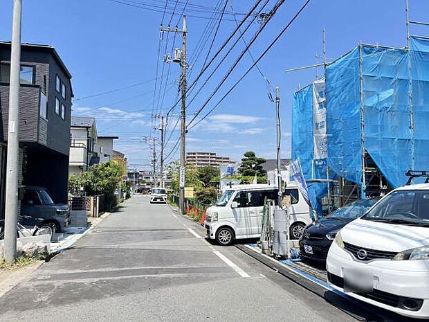 前面道路を含めた現地写真です。