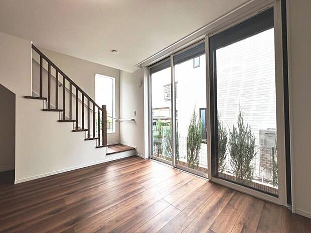 ご家族みんながゆったりくつろげる広々リビングです。