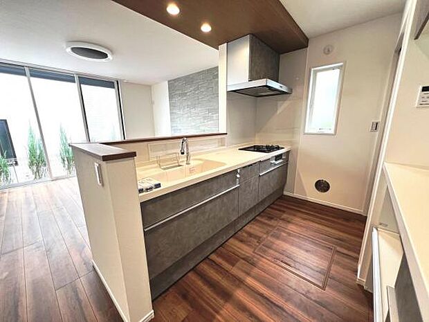 作業スペースが広く家事動線をゆったりと確保できるキッチンです。