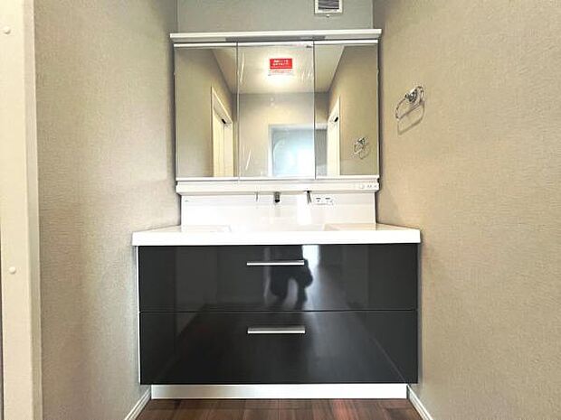 洗面化粧台です。朝の身支度から1日が始まります。