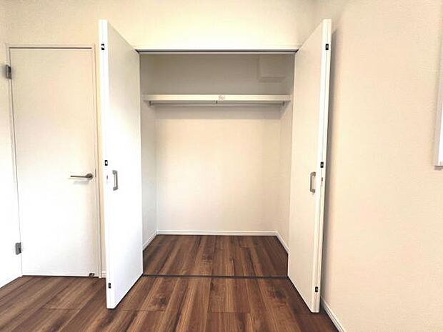 いつでもお部屋をスッキリお使い頂ける収納スペースを設置。