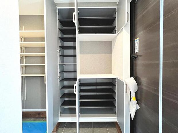 いつでもお部屋をスッキリお使い頂ける収納スペースを設置。