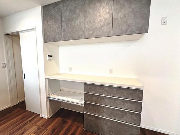 いつでもお部屋をスッキリお使い頂ける収納スペースを設置。