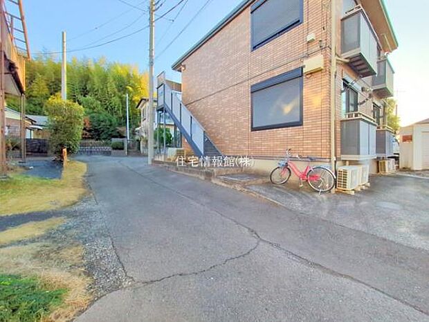 前面道路を含めた現地写真です。