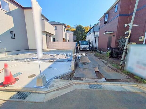 前面道路を含めた現地写真です。