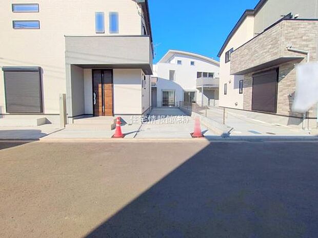 前面道路を含めた現地写真です。