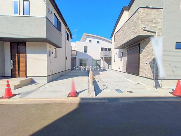 前面道路を含めた現地写真です。