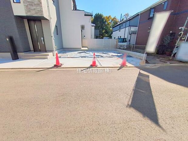 前面道路を含めた現地写真です。