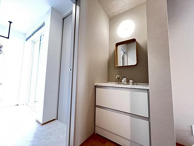 洗面化粧台です。朝の身支度から1日が始まります。