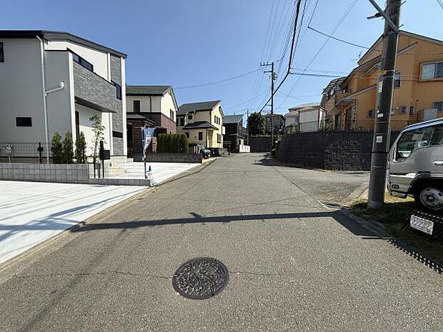 前面道路を含めた現地写真です。