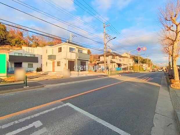 前面道路を含めた現地写真です。