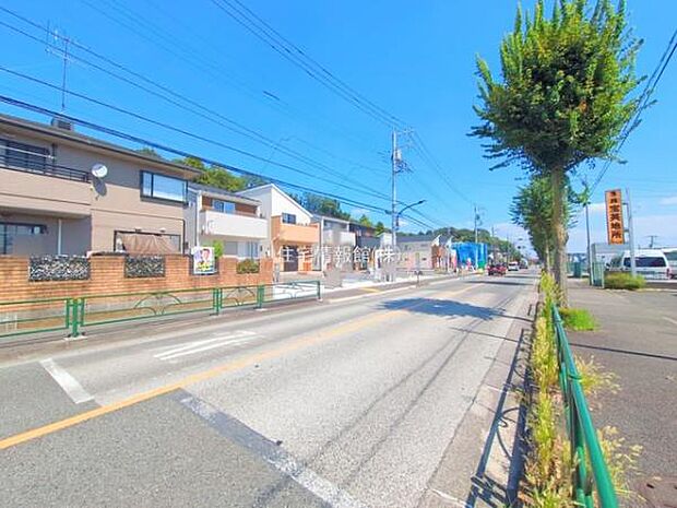 前面道路を含めた現地写真です。