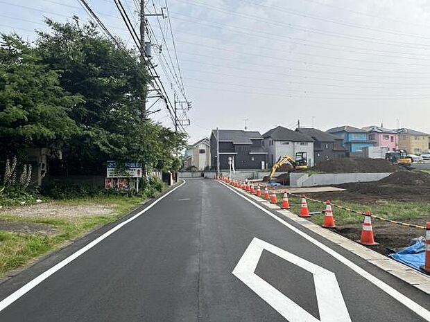 前面道路を含めた現地写真です。ぜひ周辺環境も併せてご覧ください。
