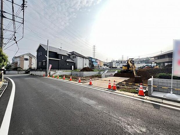 前面道路を含めた現地写真です。ぜひ周辺環境も併せてご覧ください。