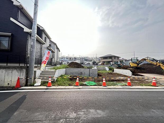 前面道路です。住宅地につき落ち着いた新生活を始められそうです。