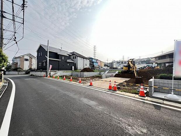 前面道路を含めた現地写真です。ぜひ周辺環境も併せてご覧ください。