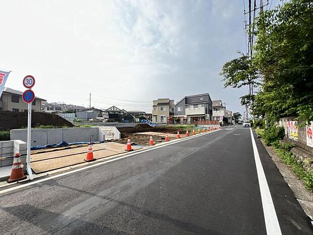 前面道路は幅員約6.5mございます。