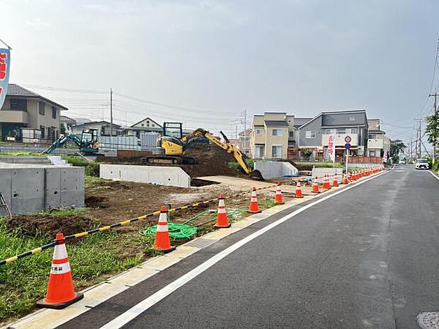 前面道路を含めた現地写真です。ぜひ周辺環境も併せてご覧ください。