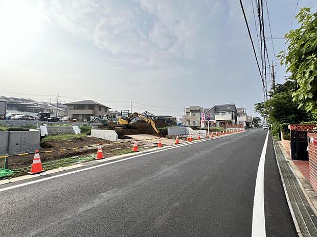 前面道路は幅員約6.5mございます。