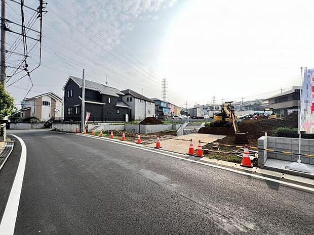 前面道路を含めた現地写真です。ぜひ周辺環境も併せてご覧ください。