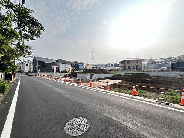 前面道路を含めた現地写真です。ぜひ周辺環境も併せてご覧ください。