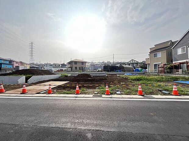 前面道路です。住宅地につき落ち着いた新生活を始められそうです。