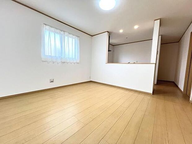 お食事中もキッチンと会話が楽しめるダイニングスペース。