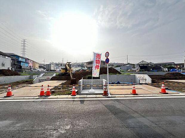 前面道路です。住宅地につき落ち着いた新生活を始められそうです。