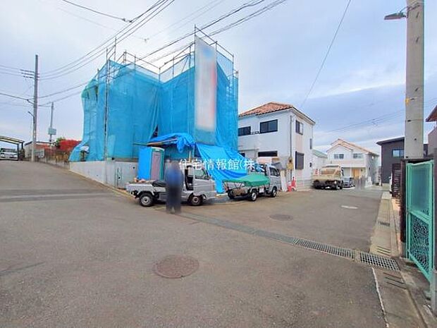 前面道路を含めた現地写真です。