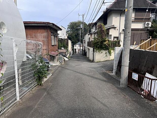 前面道路を含めた現地写真です。ぜひ周辺環境も併せてご覧ください。