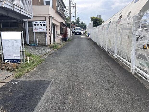 前面道路を含めた現地写真です。ぜひ周辺環境も併せてご覧ください。