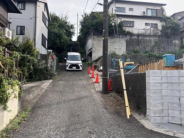 前面道路です。住宅地につき落ち着いた新生活を始められそうです。