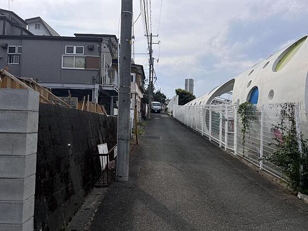 前面道路を含めた現地写真です。ぜひ周辺環境も併せてご覧ください。