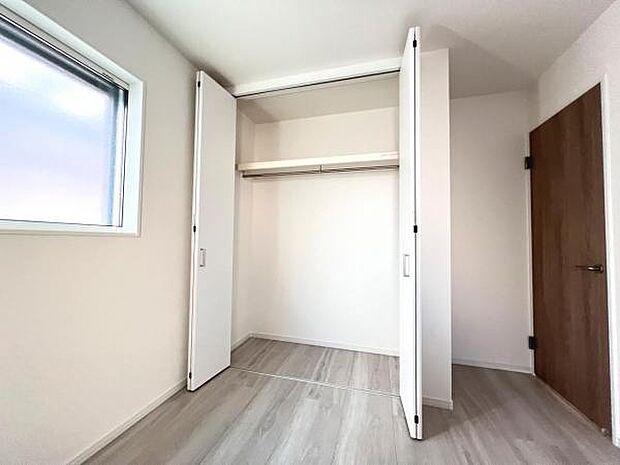 いつでもお部屋をスッキリお使い頂ける収納スペースを設置。