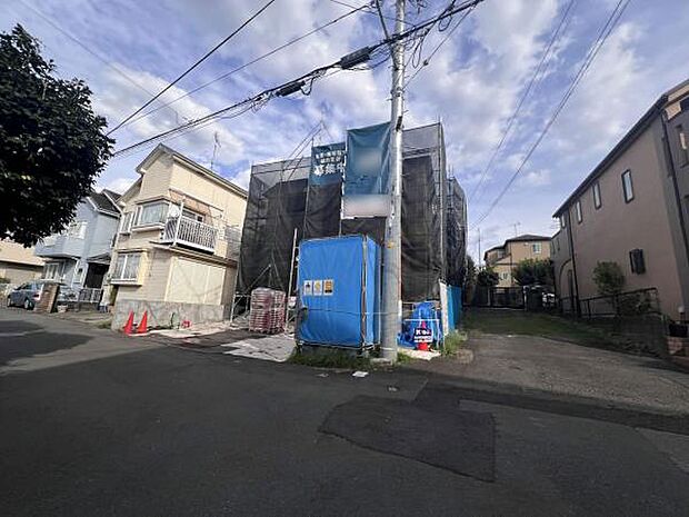 前面道路です。住宅地につき落ち着いた新生活を始められそうです。