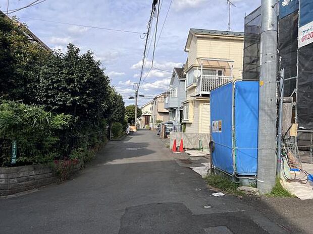 前面道路を含めた現地写真です。ぜひ周辺環境も併せてご覧ください。