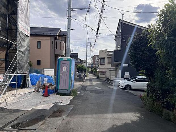 前面道路です。住宅地につき落ち着いた新生活を始められそうです。